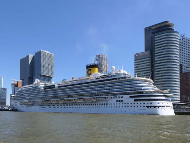 Costa Diadema aan Cruise Terminal Rotterdam